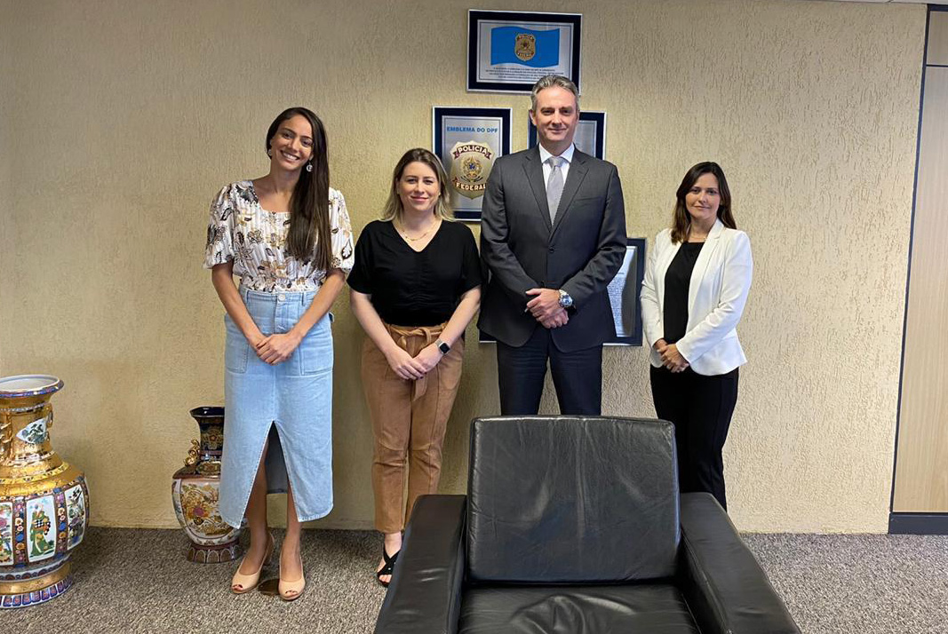 Presidente do SINPF-SP, Susanna do Val Moore, em reunião com o diretor-geral da Polícia Federal, Rolando Alexandre de Souza, em 17/09 Presidente do SINPF-SP, Susanna do Val Moore, em reunião com o diretor-geral da Polícia Federal, Rolando Alexandre de Souza, em 17/09