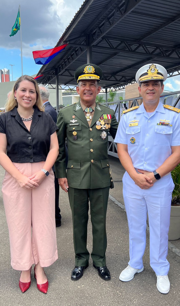 Susanna ao lado do general Francisco Humberto Montenegro e do vice-almirante Marco Antonio Ismael Trovão de Oliveira Susanna ao lado do general Francisco Humberto Montenegro e do vice-almirante Marco Antonio Ismael Trovão de Oliveira